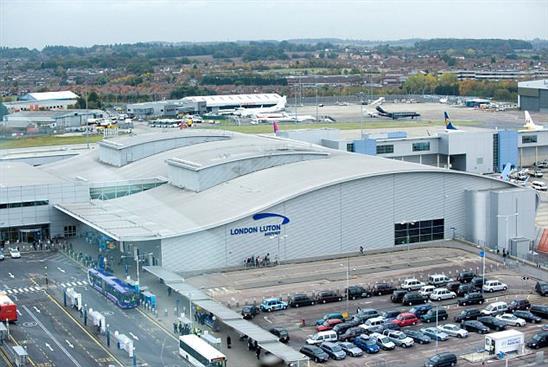 Liều lĩnh mở cửa máy bay, hành khách bị tóm gọn